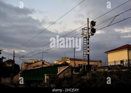 Pista ferroviaria su un ponte in una giornata nuvolosa al tramonto Foto Stock