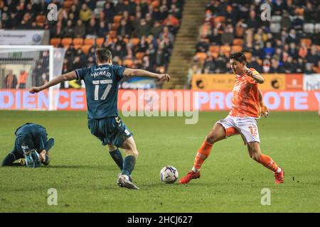 Blackpool, Regno Unito. 29th Dic 2021. Kenny Dougall #12 di Blackpool e Paddy McNair #17 di Middlesbrough battaglia per la palla a Blackpool, Regno Unito il 12/29/2021. (Foto di Mark Cosgrove/News Images/Sipa USA) Credit: Sipa USA/Alamy Live News Foto Stock