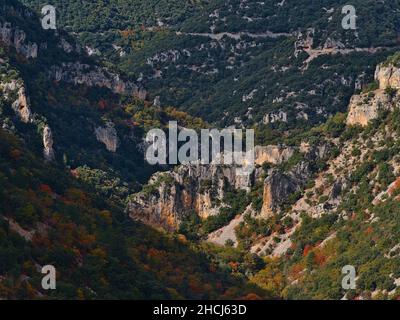 Bella vista panoramica del ripido canyon Gorges de la Nesque con aspre rocce calcaree sulle pendici dei Monti Vaucluse in Provenza, Francia. Foto Stock