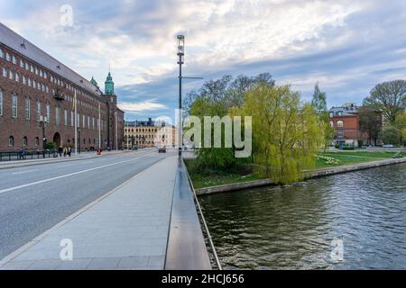Stoccolma, Svezia - 10 maggio 2021: Vista sul ponte sul lato opposto del municipio di Stoccolma con i primi alberi verdi in primavera Foto Stock