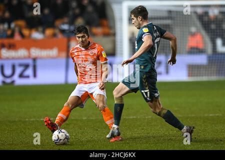 Kenny Dougall #12 di Blackpool e Paddy McNair #17 di Middlesbrough battaglie per la palla in, il 12/29/2021. (Foto di Craig Thomas/News Images/Sipa USA) Credit: Sipa USA/Alamy Live News Foto Stock