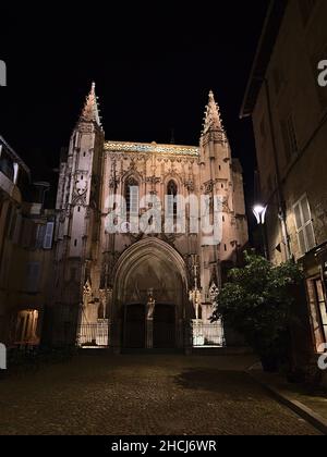 Vista della chiesa gotica illuminata Basilique Saint-Pierre (ca. 14th secolo) nel centro storico di Avignone, Provenza, Francia in serata. Foto Stock