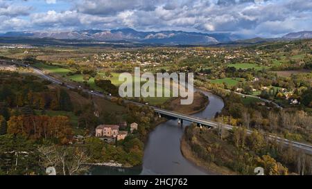 Vista panoramica del nord della città Sisteron in Provenza, Francia con autostrada A51, Durance fiume, prati, foreste e le colline pedemontane delle Alpi. Foto Stock