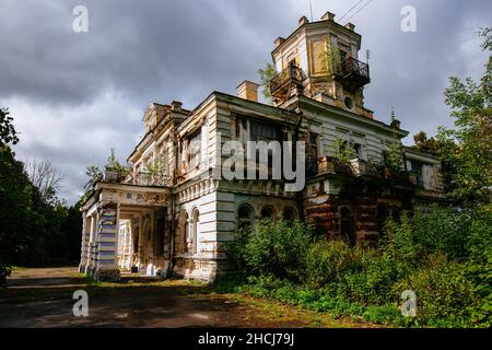 Vecchio maniero abbandonato Znamenskoye Sadki nella regione di Mosca, Russia Foto Stock