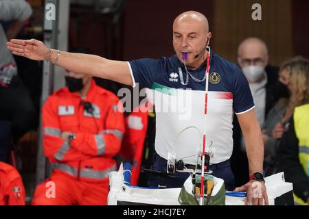 Perugia, Italia. 29th Dic, 2021. cesare stefano (arbitro legavolley) durante Sir Safety Conad Perugia vs Volley Verona, Volley Serie Italiana A Men Superleague Championship a Perugia, Italy, December 29 2021 Credit: Independent Photo Agency/Alamy Live News Foto Stock