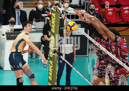 Perugia, Italia. 29th Dic, 2021. magalini giulio (n.3 varona volley) durante Sir Safety Conad Perugia vs Volley Verona, Volley Serie Italiana A Men Superleague Championship a Perugia, Italy, December 29 2021 Credit: Independent Photo Agency/Alamy Live News Foto Stock