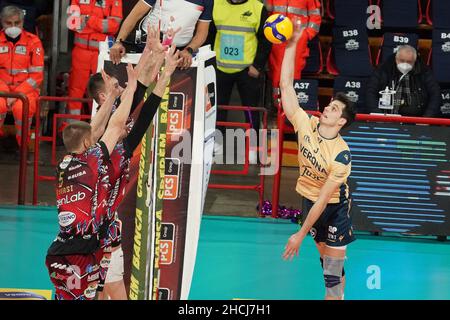 Perugia, Italia. 29th Dic, 2021. magalini giulio (n.3 varona volley) durante Sir Safety Conad Perugia vs Volley Verona, Volley Serie Italiana A Men Superleague Championship a Perugia, Italy, December 29 2021 Credit: Independent Photo Agency/Alamy Live News Foto Stock