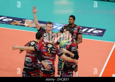 Perugia, Italia. 29th Dic, 2021. sir safetyu conad perugia esulta durante Sir Safety Conad Perugia vs Volley Verona, Volley Serie Italiana A Men Superleague Championship in Perugia, Italy, December 29 2021 Credit: Independent Photo Agency/Alamy Live News Foto Stock