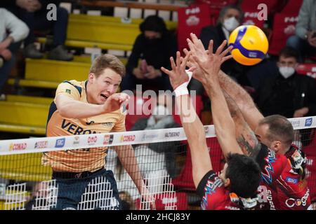 Perugia, Italia. 29th Dic, 2021. Asparuhov asparhu (n.8 verona volley) durante Sir Safety Conad Perugia vs Volley Verona, Volley Serie Italiana A Men Superleague Championship a Perugia, Italy, December 29 2021 Credit: Independent Photo Agency/Alamy Live News Foto Stock