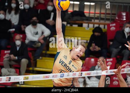 Perugia, Italia. 29th Dic, 2021. Asparuhov asparhu (n.8 verona volley) durante Sir Safety Conad Perugia vs Volley Verona, Volley Serie Italiana A Men Superleague Championship a Perugia, Italy, December 29 2021 Credit: Independent Photo Agency/Alamy Live News Foto Stock