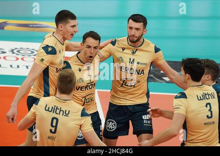 Perugia, Italia. 29th Dic, 2021. verona volley esulta durante Sir Safety Conad Perugia vs Volley Verona, Volley Campionato Italiano Serie A Men Superleague a Perugia, Italia, Dicembre 29 2021 Credit: Independent Photo Agency/Alamy Live News Foto Stock