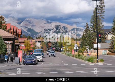 Banff, Canada - 30 Settembre 2021: Banff Avenue durante la stagione autunnale. Foto Stock