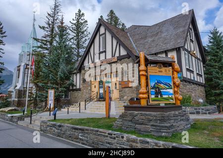 Banff, Canada - 30 Settembre 2021: Banff Visitor Center su Banff Avenue Foto Stock