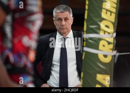 Perugia, Italia. 29th dic, 2021. Stoytchev raostin (1Â° allenatore verona volley) durante Sir Safety Conad Perugia vs Volley Verona, Volley Serie Italiana A Men Superleague Championship a Perugia, Italia, Dicembre 29 2021 Credit: Independent Photo Agency/Alamy Live News Foto Stock