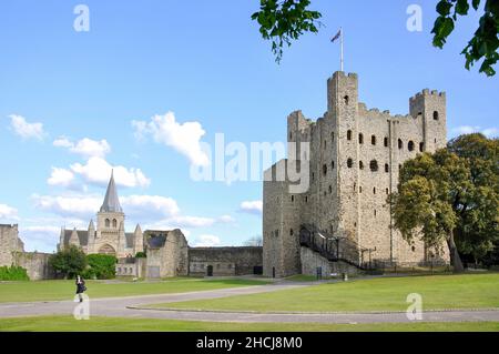 Rochester Castle visto da Giardini di Castello, Rochester, Kent, England, Regno Unito Foto Stock