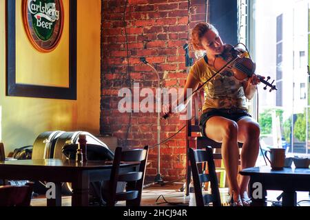 Dartmouth, Nova Scotia, Canada - 19 luglio 2009: Shannon Quinn suona il fiddle al pub Celtic Corner durante una sessione domenicale pomeridiana. Foto Stock