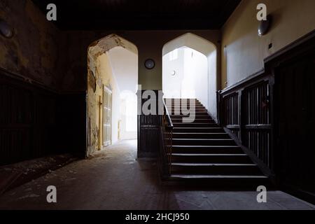 All'interno di un antico castello abbandonato in stile gotico. Ex Manor Uspenskoye, regione di Mosca Foto Stock