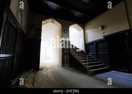 All'interno di un antico castello abbandonato in stile gotico. Ex maniero Philipov, regione di Mosca Foto Stock