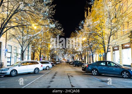 Praga, repubblica Ceca - 29 dicembre 2021. Foto notturna di via Parizska senza mercatini di Natale banditi a causa di Coronavirus causato strade vuote who Foto Stock