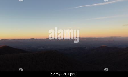 Scatto aereo della montagna baldana di Brasstown in Georgia durante il tramonto Foto Stock