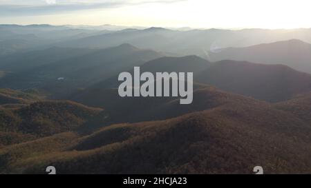 Scatto aereo della montagna baldana di Brasstown in Georgia durante il giorno Foto Stock