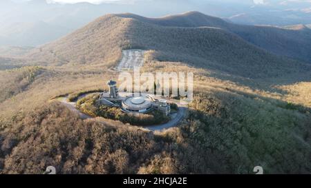 Un'immagine aerea di un edificio situato sulla cima della montagna di Brasstown Bald durante il giorno Foto Stock