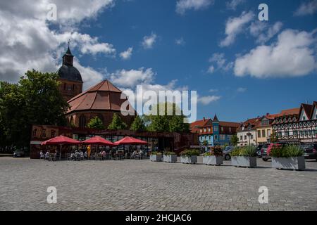 Ribnitz-Damgarten, Germania 22 giugno 2021, la piazza del mercato di Ribnitz-Damgarten con la chiesa protestante di Santa Maria Foto Stock