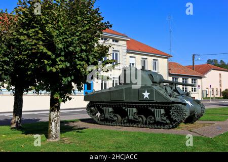 Un carro armato Sherman M4A1 della seconda Guerra Mondiale in mostra a Montfaucon-d'Argonne (Mosa), Francia Foto Stock