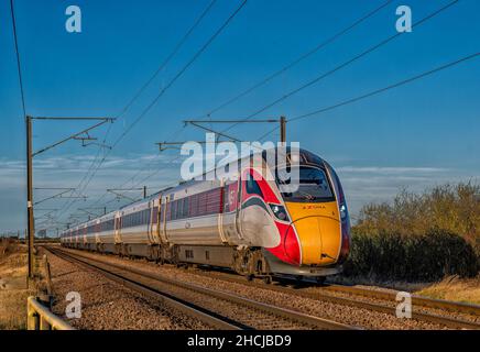 Treno Azuma classe 800 sulla linea principale della costa orientale in direzione sud verso Grantham , Lincolnshire, Regno Unito Foto Stock