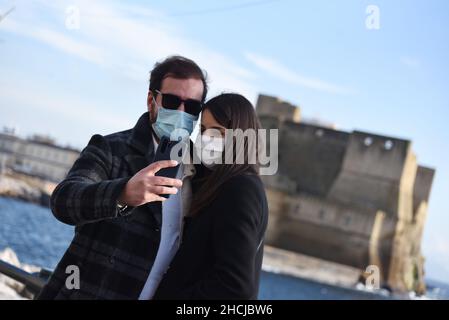 Napoli, Italia. 29th Dic 2021. Con l'aumento dei contagi da parte della variante Omicron in Campania, le persone camminano sul mare di Napoli indossando la maschera. (Foto di Pasquale Gargano/Pacific Press) Credit: Pacific Press Media Production Corp./Alamy Live News Foto Stock