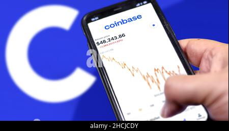 San Francisco, CA, USA, aprile 7 2021: Citazioni Bitcoin e grafico sullo schermo dell'app Coinbase su uno schermo dello smartphone. Business e tecnologia. Scambio di Foto Stock