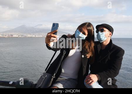 Napoli, Campania, Italia. 29th Dic 2021. Con l'aumento dei contagi da parte della variante Omicron in Campania, le persone camminano sul mare di Napoli indossando la maschera. (Credit Image: © Pasquale Gargano/Pacific Press via ZUMA Press Wire) Foto Stock