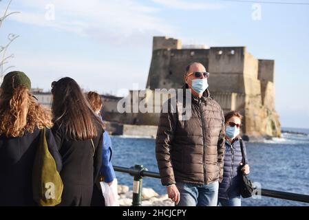 Napoli, Campania, Italia. 29th Dic 2021. Con l'aumento dei contagi da parte della variante Omicron in Campania, le persone camminano sul mare di Napoli indossando la maschera. (Credit Image: © Pasquale Gargano/Pacific Press via ZUMA Press Wire) Foto Stock