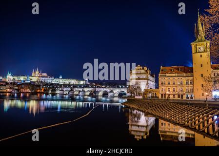 Praga, repubblica Ceca - 29 dicembre 2021. Foto notturna invernale del Castello di Praga con Novotneho lavka Foto Stock