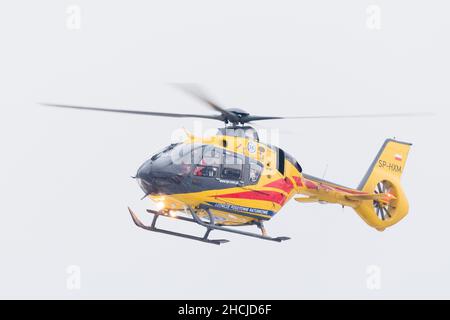 Eurocopter EC 135 elicottero di Lotticze Pogotowie Ratunkowe polacco a Gdansk, Polonia. Dicembre 22nd 2021 © Wojciech Strozyk / Alamy Stock Photo Foto Stock