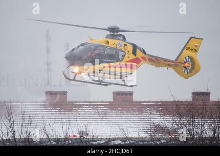 Eurocopter EC 135 elicottero di Lotticze Pogotowie Ratunkowe polacco a Gdansk, Polonia. Dicembre 22nd 2021 © Wojciech Strozyk / Alamy Stock Photo Foto Stock