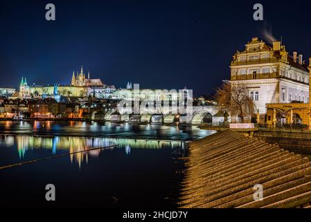 Praga, repubblica Ceca - 29 dicembre 2021. Foto notturna invernale del Castello di Praga con Novotneho lavka Foto Stock