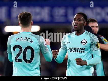 Danny Welbeck di Brighton e Hove Albion (a destra) festeggia con il compagno di squadra Solly March al termine della partita della Premier League a Stamford Bridge, Londra. Data foto: Mercoledì 29 dicembre 2021. Foto Stock