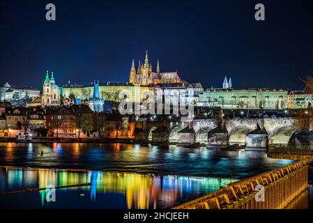 Praga, repubblica Ceca - 29 dicembre 2021. Foto notturna invernale del Castello di Praga Foto Stock