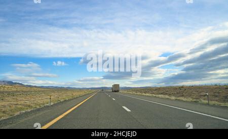 Auto e camion su EB i-80 in una giornata nuvolosa Foto Stock