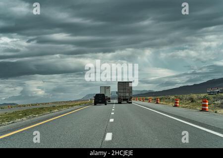 Auto e camion su EB i-80 vicino Reno, NV, USA Foto Stock