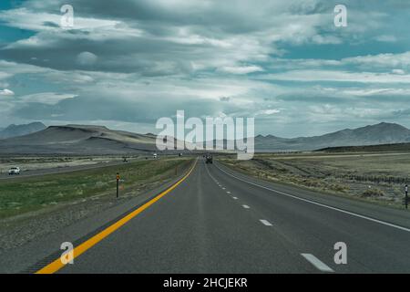 Auto su EB i-80 in una giornata nuvolosa Foto Stock