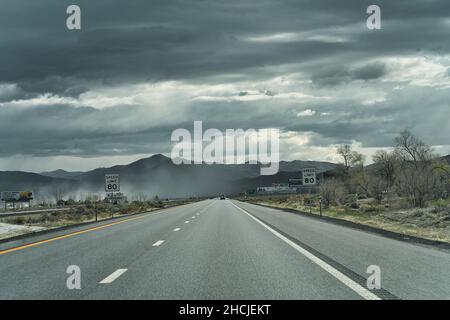 Segnali del limite di velocità 80 mph su EB i-80 in Nevada Foto Stock