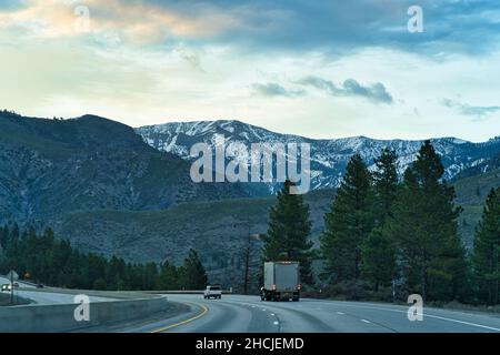 Auto e camion su EB i-80 vicino Truckee, CA, USA Foto Stock