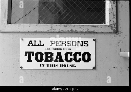 Un cartello che legge tutte le persone sono proibite di utilizzare il tabacco in questa casa appende sulla porta d'ingresso della casa dei Carpentieri. Canterbury Shaker Village, Foto Stock