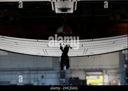 Una bambola di Babbo Natale è appesa a un paracadute all'interno di un carico C-130J Super Hercules assegnato al 36th Airlift Squadron, Yokota Air base, Giappone, guida un k-loader 9 dicembre 2021 durante il 70th anniversario di operazione caduta di Natale. L'OCD è il Dipartimento di DefenseÕs, la più lunga operazione di assistenza umanitaria e di soccorso in caso di calamità, e fornisce assistenza a più di 55 isole in tutto il Pacifico. Operazioni come OCD forniscono agli Stati Uniti e ai suoi partner e alleati l'opportunità di migliorare le capacità operative congiunte e mantenere la preparazione alle emergenze nel mondo reale. (STATI UNITI Aria F Foto Stock