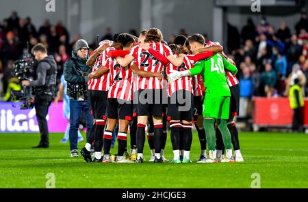 Londra, Regno Unito. 29th Dic 2021. Brentford si trova prima della partita della Premier League tra Brentford e Manchester City al Brentford Community Stadium di Londra, Inghilterra, il 29 dicembre 2021. Foto di Phil Hutchinson. Solo per uso editoriale, licenza richiesta per uso commerciale. Nessun utilizzo nelle scommesse, nei giochi o nelle pubblicazioni di un singolo club/campionato/giocatore. Credit: UK Sports Pics Ltd/Alamy Live News Foto Stock