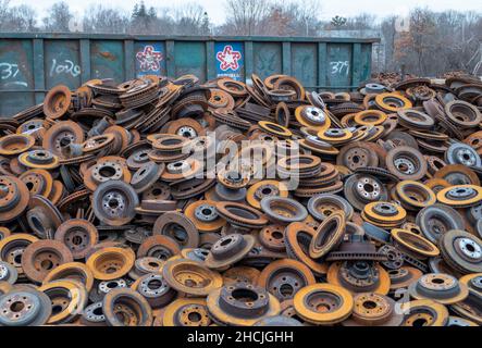 Vecchie ruote auto arrugginite in un deposito di metallo di scarto Foto Stock