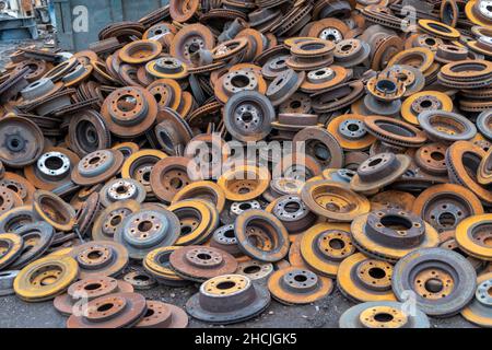 Vecchie ruote auto arrugginite in un deposito di metallo di scarto Foto Stock