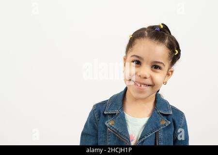 Ritratto closeup di 5 o 4 anni ragazza, sorridente, sfondo bianco Foto Stock